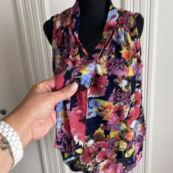 A Love Story Floral Print Sleeveless Blouse With Neck Tie size large - Picture 2 of 5